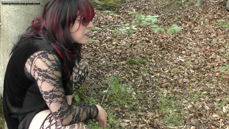 Tranny 4 cock: Curvă transsexuală folosită în pădure în public