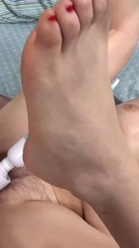 Lockhårig Cutie Kinsley Eden skrattar när han sprutar för första gången - Spruta Gud 4K