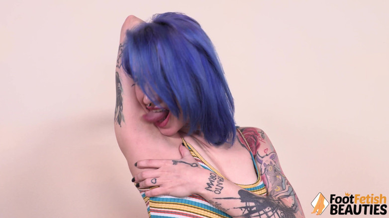 Foot Fetish HD: Blue hair Denise licks her body