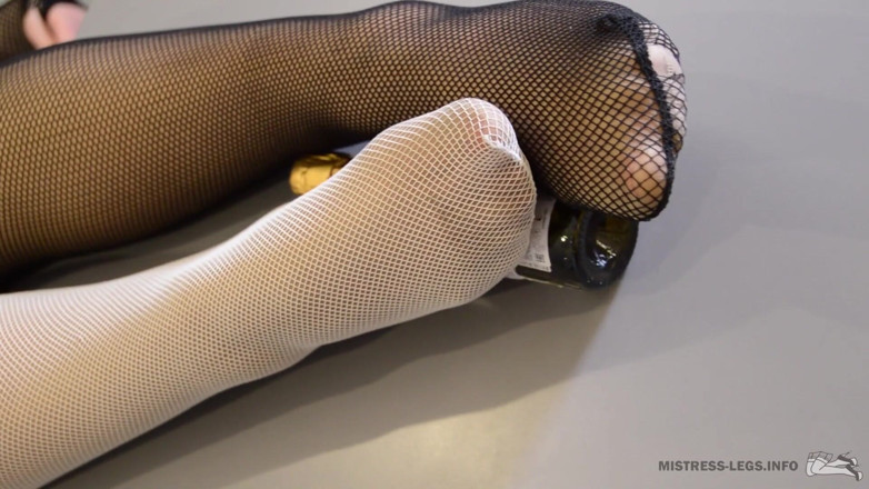 Mistress Legs: 흑인과 백인 스타킹을 입은 다리