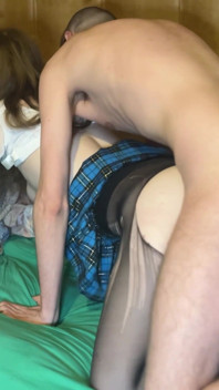 Une Camarade De Classe De Pom-pom Girl a Déchiré Ses Collants Et L’a Baisée