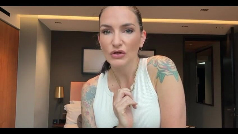 Adreena Winters: Má platit daň z malého čůráka