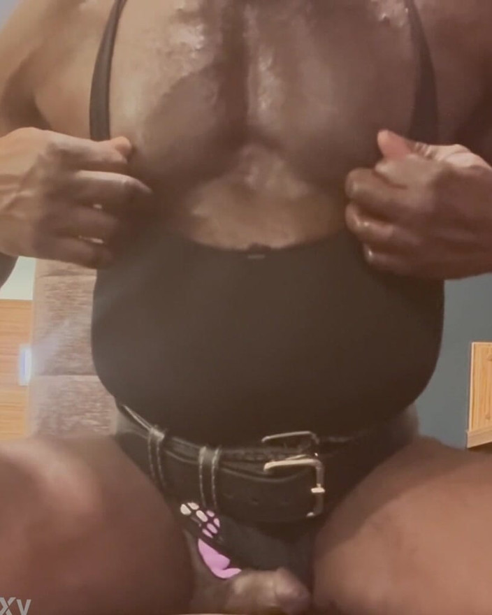 Black butt muscle: Černá zralá svalnatá sólo prsa a vibrátor