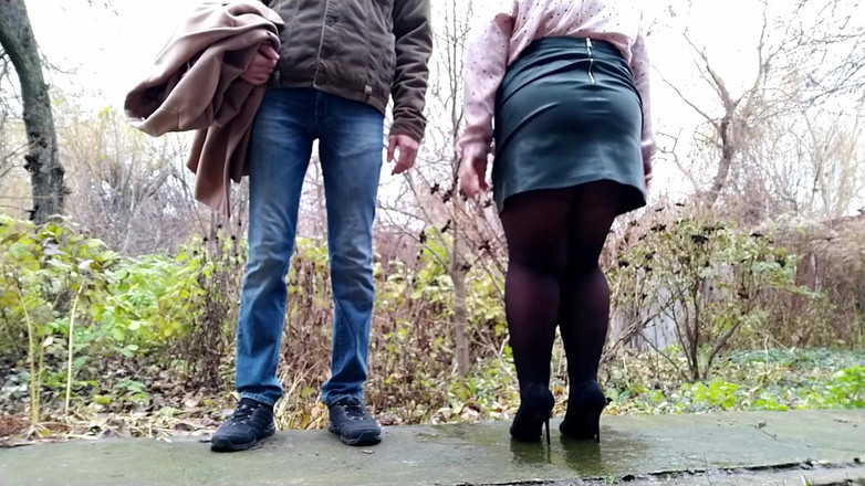 OurFetishLife: 曲線美のある継母は継息子をまた道でおしっこで喜ばせる