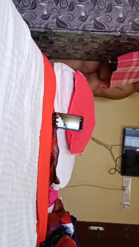 Esposa y esposo en momento romántico