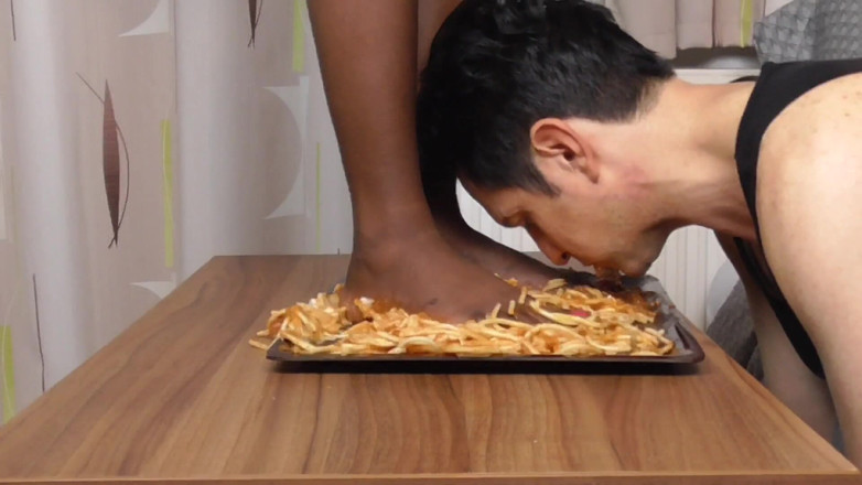 Femdom Austria: Italský otrok dostane jídlo: špagety a lasagne černých ebenových nohou!
