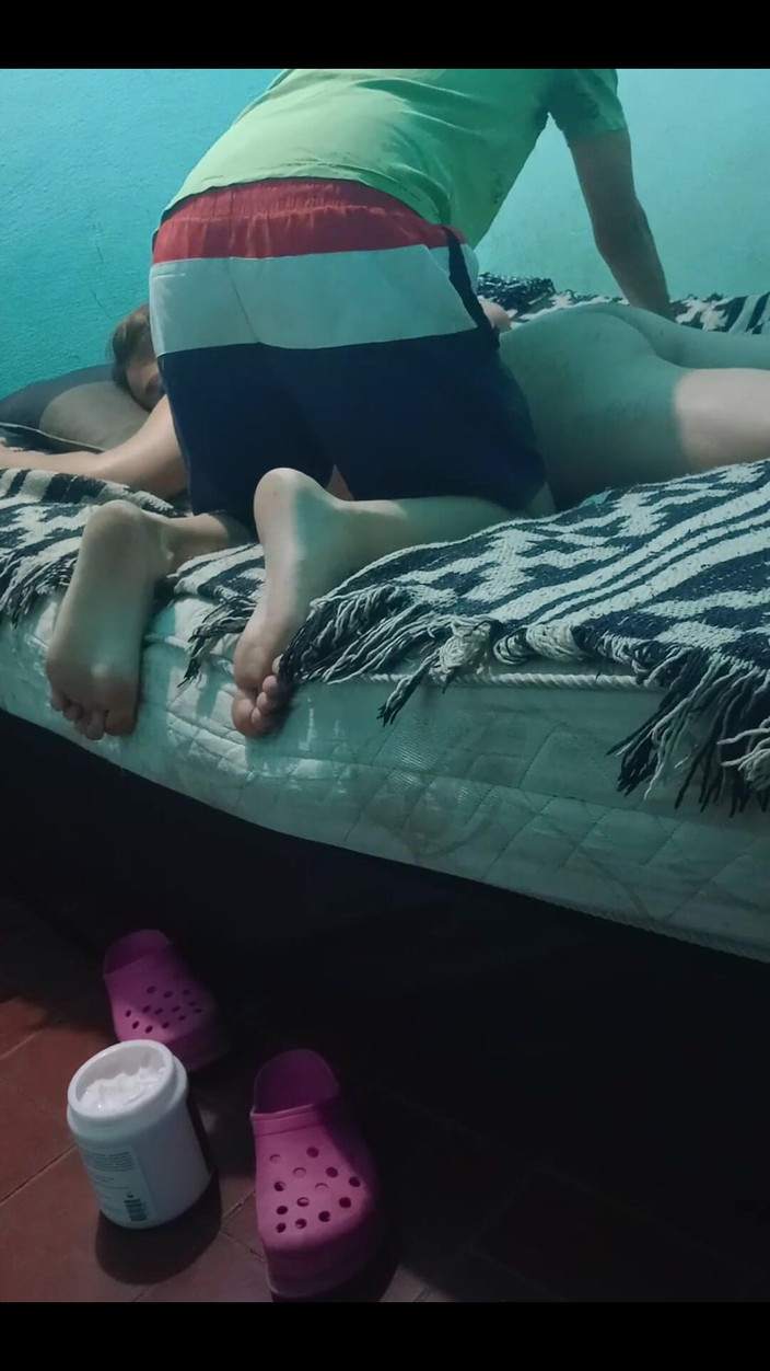 Fitcure1: 用奶油按摩直到她裸体