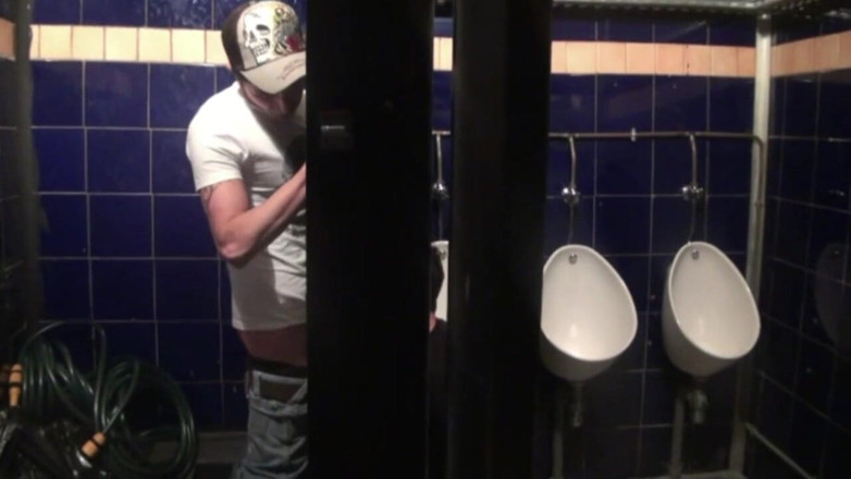 Gaybareback: Dick frajer na otworach chwały w toalecie