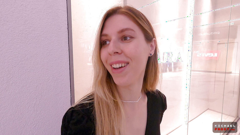 Milfetta: 不運な万引き犯がモールトイレで犯された - 危険なセックス - POV