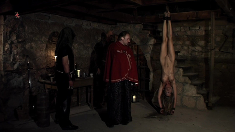 Inquisition and prison world: Rebecca - Suspendue la tête en bas avec des poids pour...