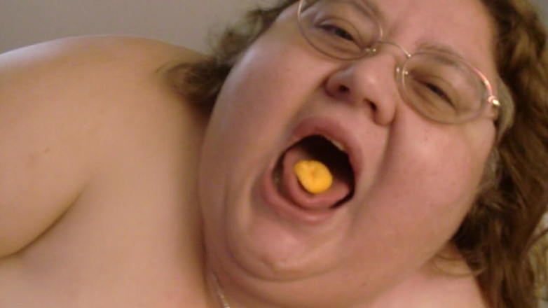 BBW nurse Vicki adventures with friends: Оголена товстушка їсть міні-бургер для вас, що дражнить велетень