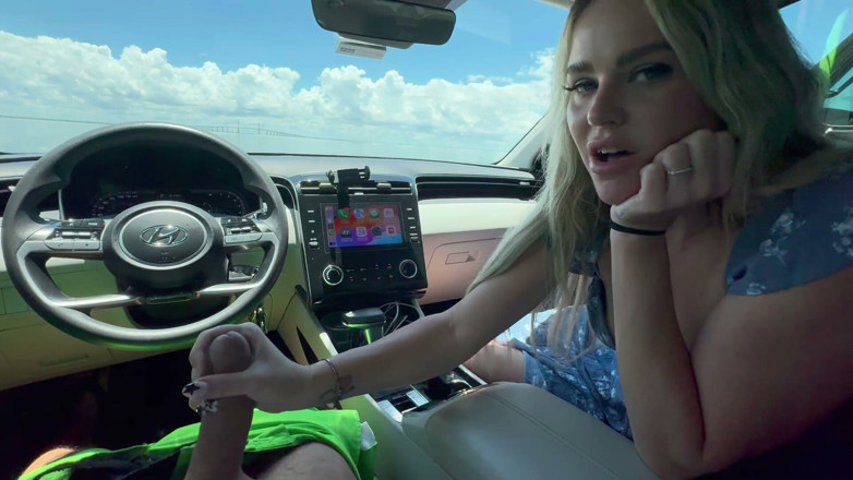 Island Boy Vids: Branlette en voiture sournoise avec Kody Evans