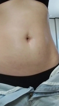 オイルを塗ったお腹マッサージとへそプレイ