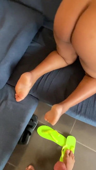 Sudut pandangan pertama mengongkek isteri saya di sofa dan dapur