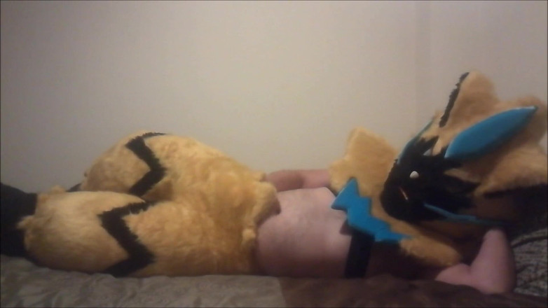 Rokkuman: Cosplay zeraora masturbándose latina chilena la masturbación cum