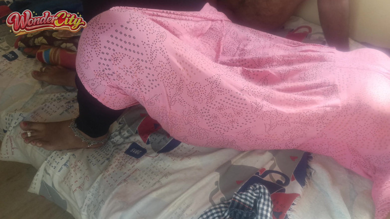 Pushpa studio: Suri rumah berkongkek panas chudi merah jambu di atas katil