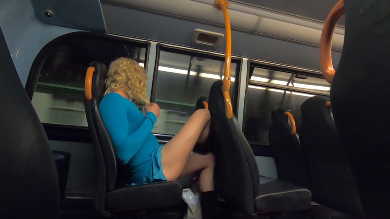 The Midnight Minx: Mini-jupe, branlette dans un bus