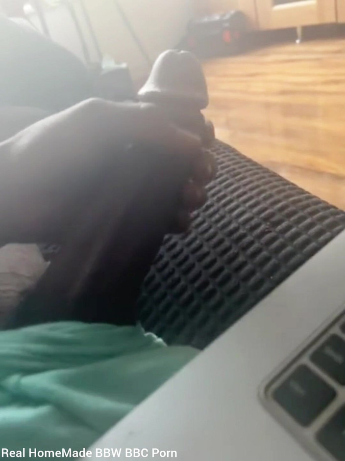 Big black cock BBCee: 抚摸我的大黑屌看色情片