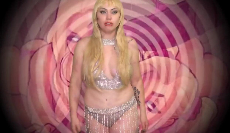 Goddess Misha Goldy: Biến thành con đĩ phục tùng bú cu nhỏ!