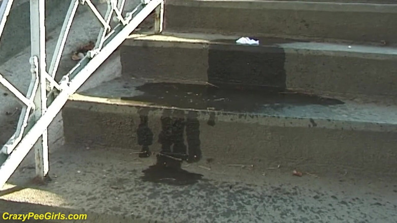 Crazy pee girls: Pișându-se pe scara în aer liber