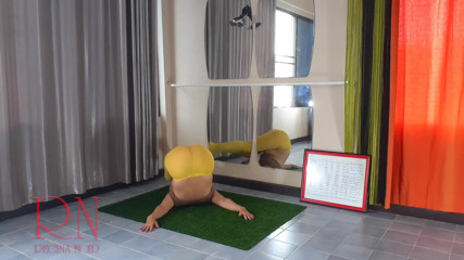 Regina Noir: Regina Noir. Yoga em meias amarelas fazendo ioga na academia....