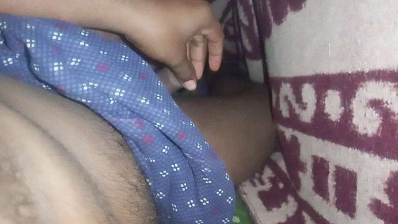 Sweet Indian cock: Cậu bé đồng tính Ấn Độ ngoài trời masterbate