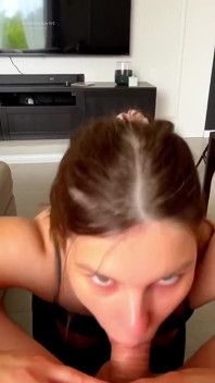 Ung fru Lexi suger pappas kuk för att få kreditkort
