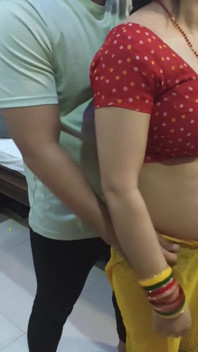 Bhabhi l-a sunat pe vecin să repare dușul și a fost futută