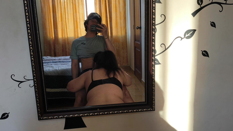 Moo DBOXXX: Sama tetanggaku, cewek ini suka banget nyepong kontol, dia adalah...