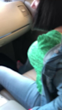 Jordan Perry phun nước tiểu và tuyệt vọng đi tiểu trong xe hơi của tôi