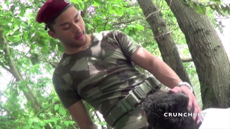 EXHIB BOYS: Un tip homosexual futut de un tânăr băiat militar latino