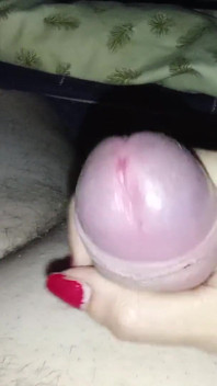 用手自慰伴侣，射在他的肚子上