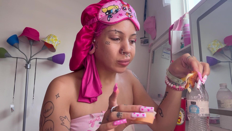 Nali Marie: Mukbang mangiando troppo spompinata e riempita in faccia di mozzarelle...