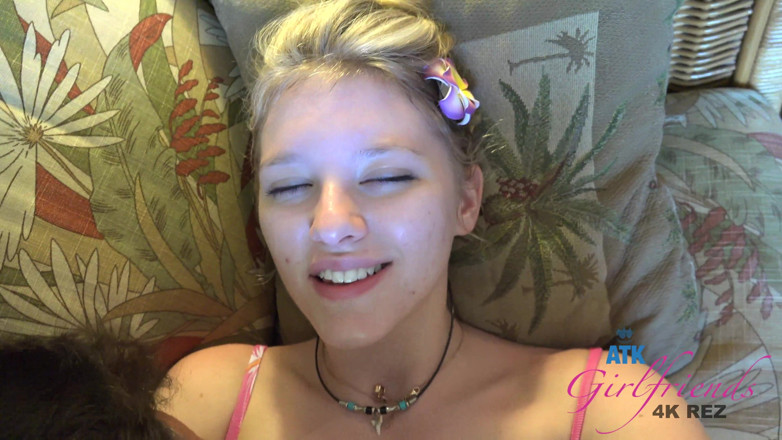 ATK Fans (Girlfriends): Blondine wordt hard geneukt tijdens haar vakantie