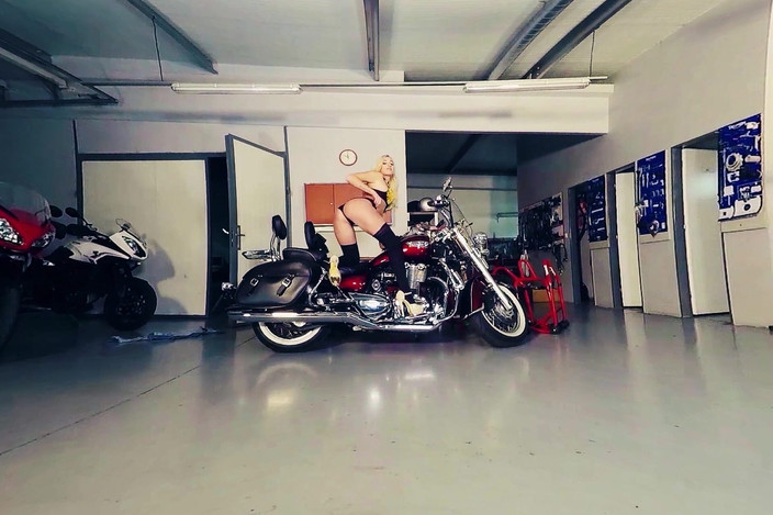 Bikes And Babes TV: Daisy Lee Moto Garage'da
