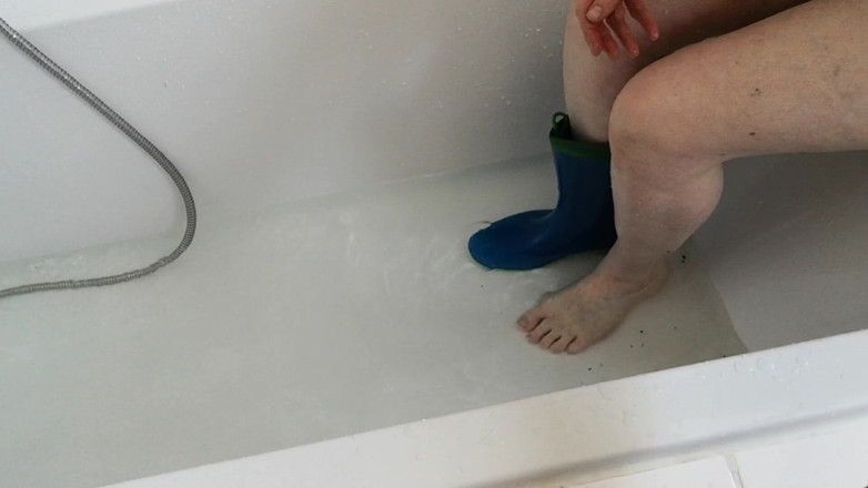 Bouncy Tits Action: Rubberboots in bathtube