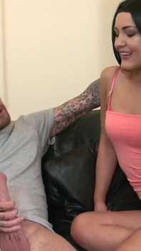 Carmel Cox excitée reçoit une grosse bite de Luke Hotrod dans sa chatte mouillée