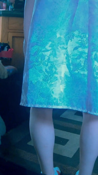 Śliczna Sissy T-girl w Piżama strzela do gigantycznego strumienia na ciebie