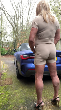 Amateur Crossdresser Kellycd2022 Sexy MILF Peeing in My Playsuit and Masturbating