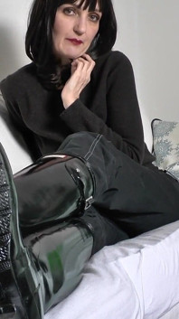 Victoria valente menjilat sepatu bot mengkilap ibu tirinya dan muncrat di sepatu bot