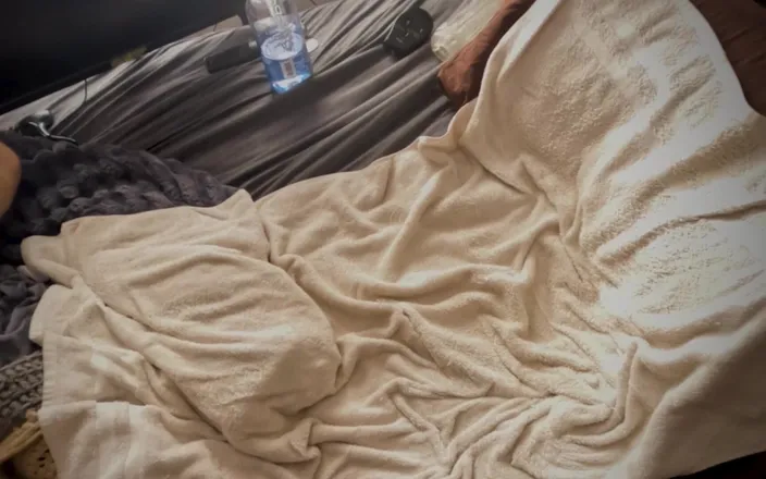 ScottyNaughty69: Mângâieri tale zdrobitoare până când el stă în picioare și se fute...