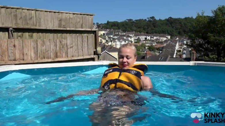 UKCuteGirl Lucy Lauren: หยอกล้อ Lifejacket แน่น - บิกินี่ brat ในสระน้ํา