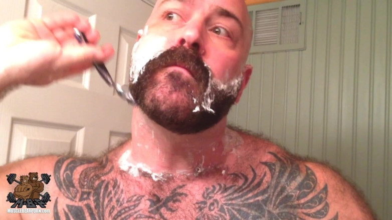 Muscle Bear Porn: A Close Shave