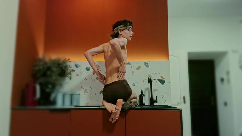 HotDogs studio: Twink se diverte na cozinha do estúdio