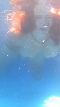 Debaixo d'água na piscina