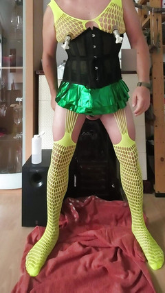 One2chris: Crossdresser děvka ve žluté síťově zelené minisukni a černé corsage otevírá svou...