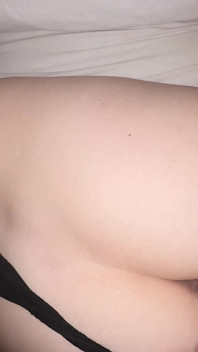 Sexo pela primeira vez sempre parece especial. Menina de pele pálida close-ups