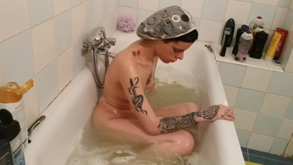 Beth Kinky: Bathing and armpit shaving