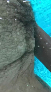 Over/underwater Pool Shots e um chuveiro longo e lento ao ar livre