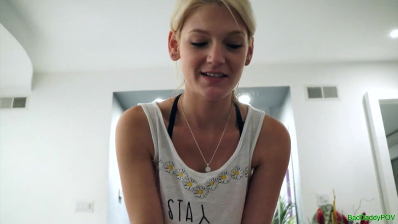 BadStepFamilyPov: Hope Harper吮吸继父的鸡巴